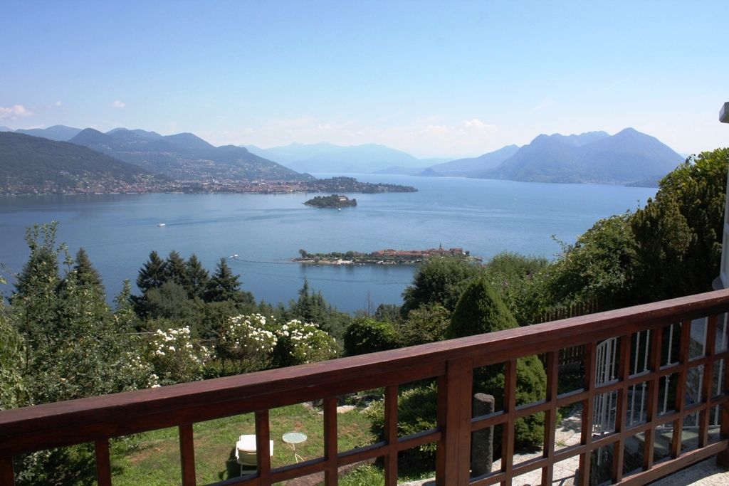 Villa indipendente con favolosa vista sul golfo Borromeoo sulle prime alture di Stresa